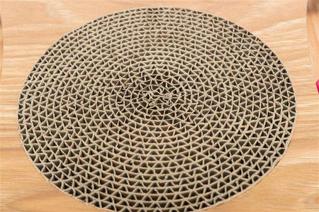 Drapak kartonowy z zabawkami, drewno/karton, 35 × 4 × 35 cm